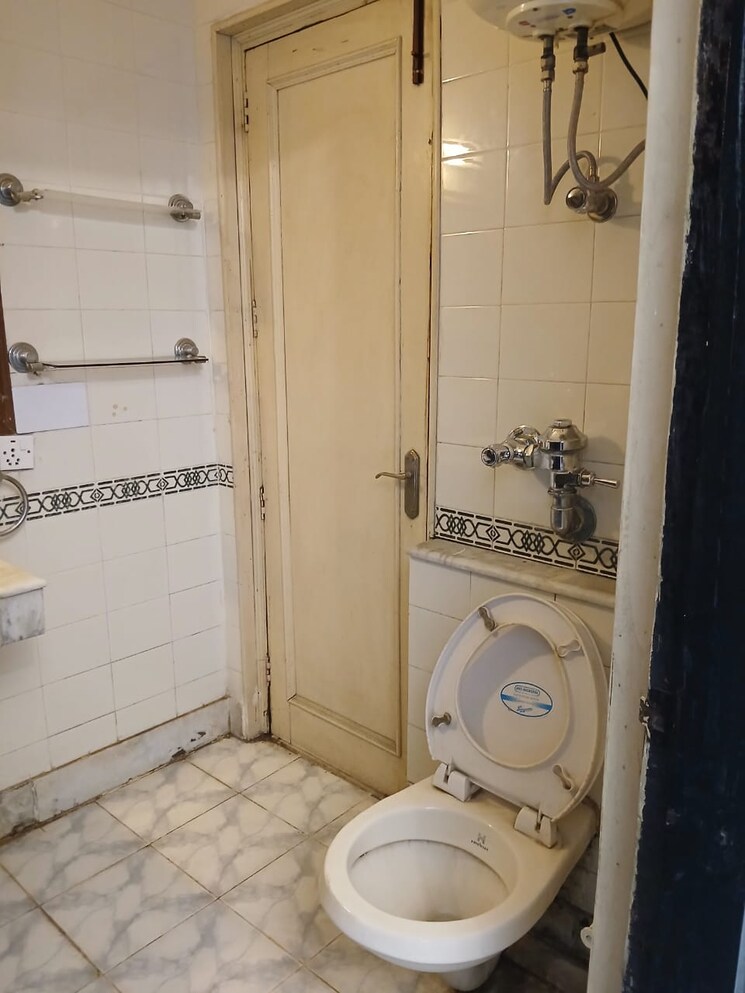 Bathroom, dlf phase ii 5 Bedroom 300 Sq.Yd. Independent House In Dlf Phase ii Gurgaon 9418795