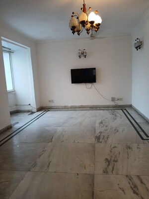 Room in 5 BHK Independent House at Dlf Phase ii – for Rent