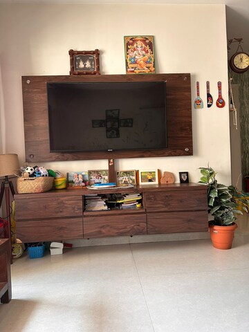 Room in 4 BHK Apartment at Oberoi Realty Park View, Kandivali East – for Sale