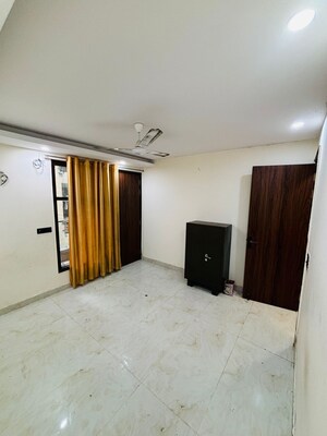 Room in 2 BHK Builder Floor at Mayur Vihar Phase 1 – for Rent