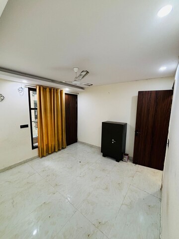 Room in 2 BHK Builder Floor at Mayur Vihar Phase 1 – for Rent