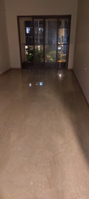 Room in 2 BHK Apartment at Kalpataru Paramount, Kapur Bawdi – for Rent