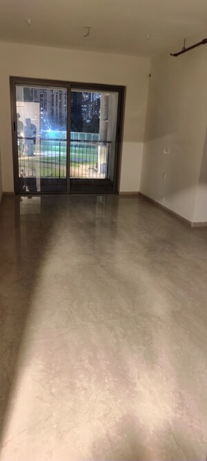 Room in 2 BHK Apartment at Kalpataru Paramount, Kapur Bawdi – for Rent