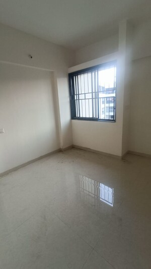 Room in 2.5 BHK Apartment at Kohinoor Viva City, Dhanori – for Rent