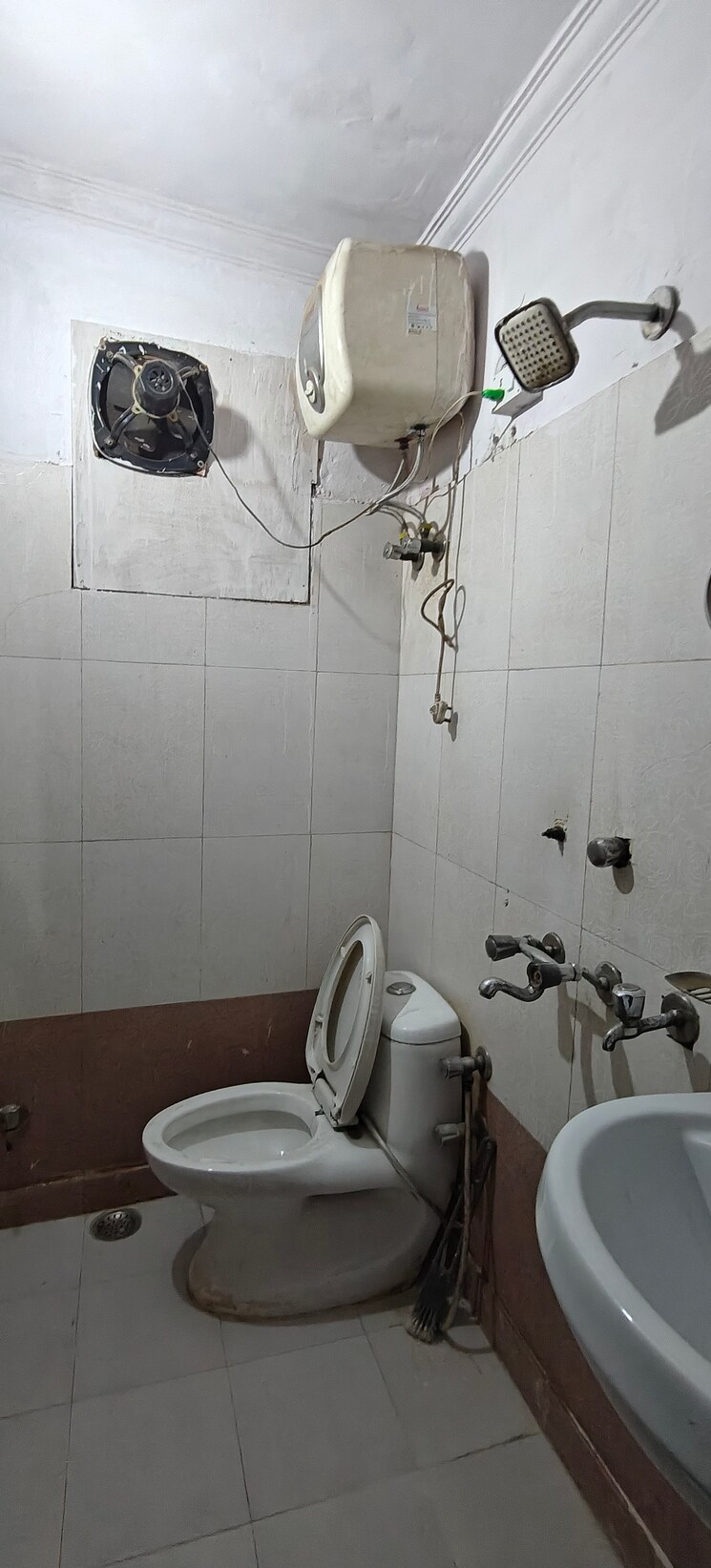 Bathroom, mayur vihar phase 1 2 Bedroom 650 Sq.Ft. Builder Floor In Mayur Vihar Phase 1 Delhi 9419004