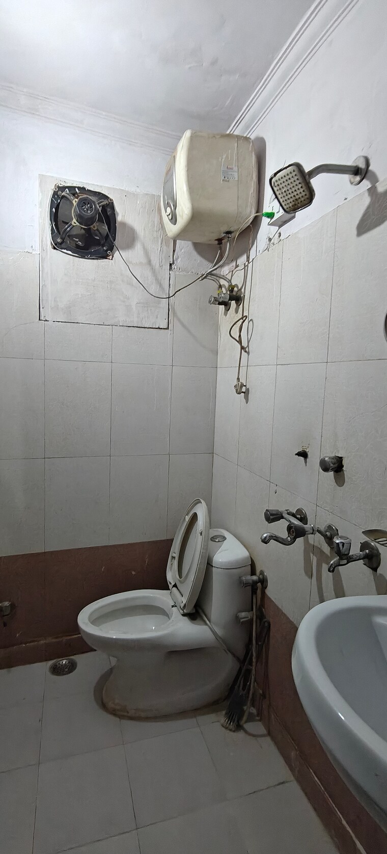 Bathroom, mayur vihar phase 1 2 Bedroom 650 Sq.Ft. Builder Floor In Mayur Vihar Phase 1 Delhi 9419004