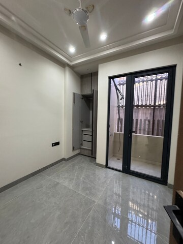 Room in 3 BHK Apartment at Anuradha Apartments CGHS, Paschim Vihar – for Rent