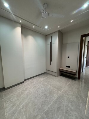 Room in 3 BHK Apartment at Anuradha Apartments CGHS, Paschim Vihar – for Rent