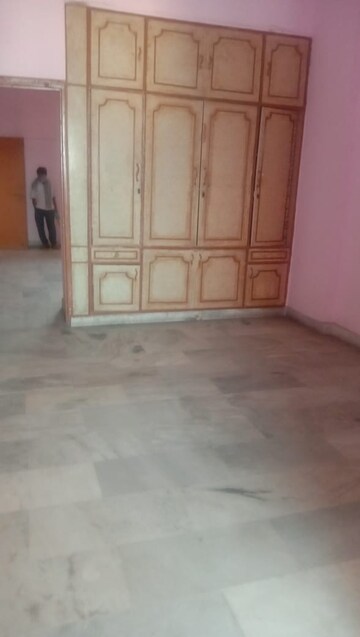 Room in 2 BHK Builder Floor at Tulip Mall, Sector 46 – for Rent