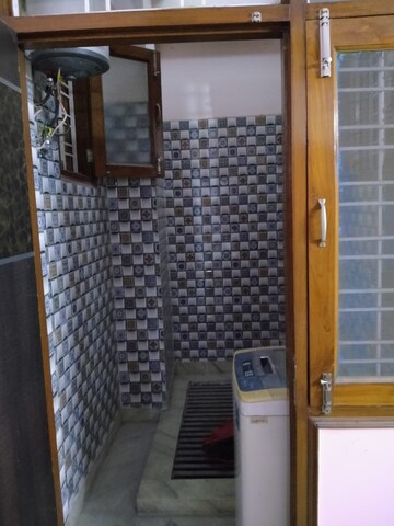Bathroom in 2 BHK Builder Floor at Tulip Mall, Sector 46 – for Rent