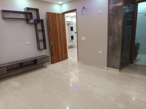 Room in 4 BHK Builder Floor at South City 1 – for Rent