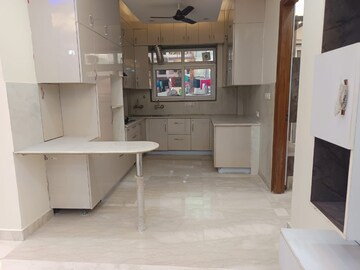 Room in 4 BHK Builder Floor at South City 1 – for Rent