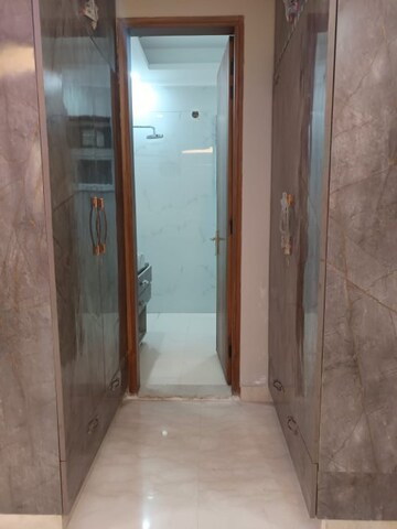 Building Lobby in 4 BHK Builder Floor at South City 1 – for Rent