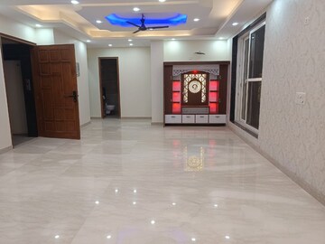 Building Lobby in 4 BHK Builder Floor at South City 1 – for Rent
