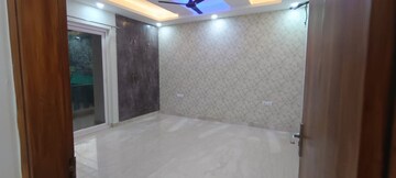 Room in 4 BHK Builder Floor at South City 1 – for Rent