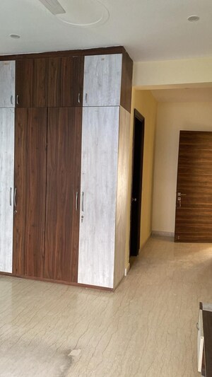 Room in 3 BHK Builder Floor at Sector 38 – for Rent