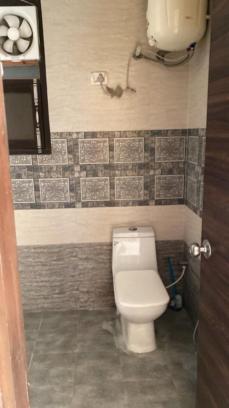 Bathroom, sector 38 3 Bedroom 2650 Sq.Ft. Builder Floor In Sector 38 Gurgaon 9419148