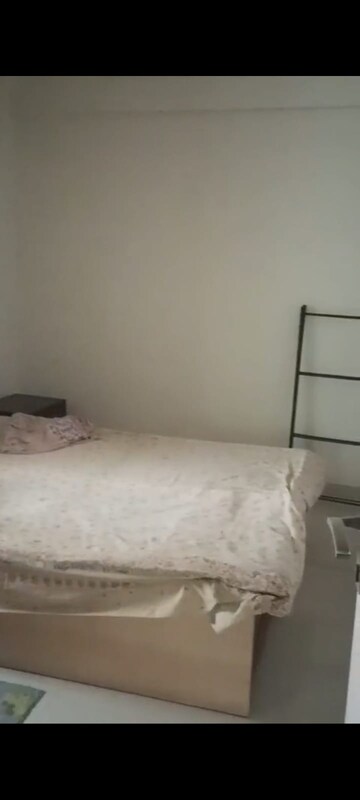 Room in 2 BHK Apartment at Kanika CHS, Andheri East – for Rent