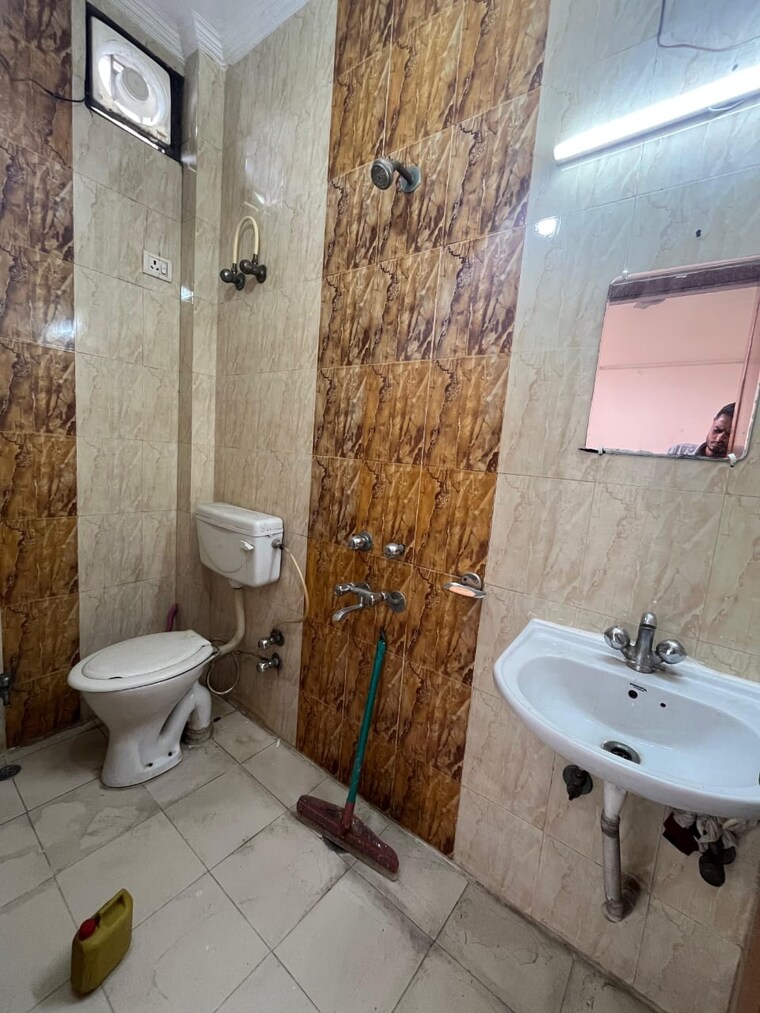 Bathroom, defence colony 3 Bedroom 325 Sq.Yd. Builder Floor In Defence Colony Delhi 9419240