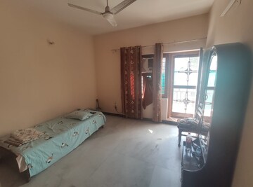 Room in 2 BHK Builder Floor at Sector 40 – for Rent