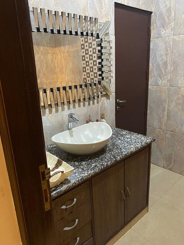 Master Bedroom, defence colony 3 Bedroom 325 Sq.Yd. Builder Floor In Defence Colony Delhi 9419624