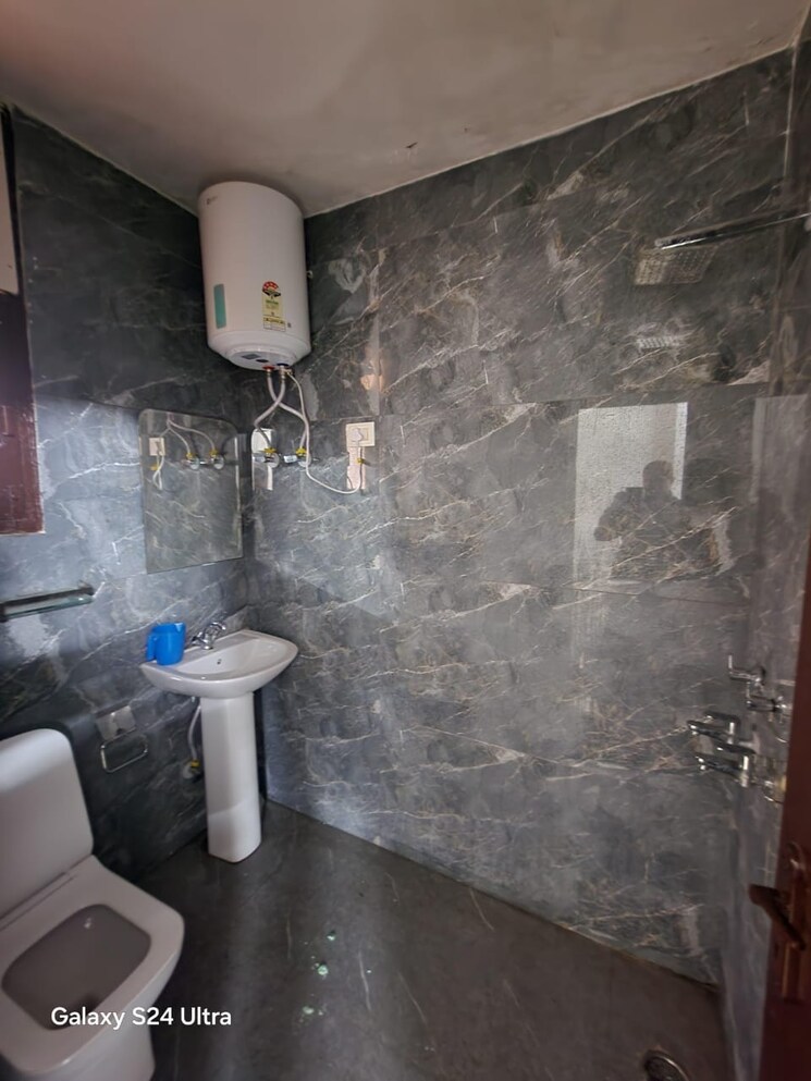 Bathroom, silver-city-extention 3 Bedroom 1800 Sq.Ft. Apartment In Vip Road Zirakpur 9419642