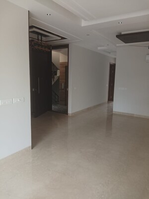 Room in 4 BHK Builder Floor at Defence Colony – for Rent