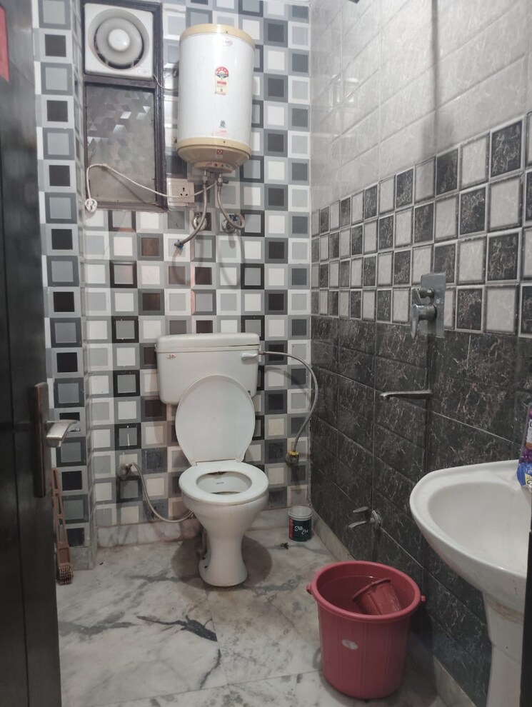 Bathroom, rwa-kalkaji-dda-flats-l1-l2 2 Bedroom 60 Sq.Yd. Builder Floor In Govindpuri Delhi 9419720