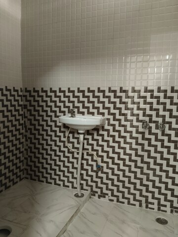 Master Bedroom in 2.5 BHK Builder Floor at Dev Homes 5, Sector 37 – for Rent