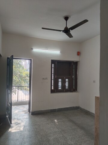 Room in 2.5 BHK Builder Floor at Dev Homes 5, Sector 37 – for Rent