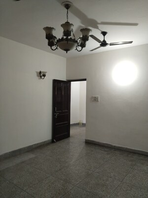 Room in 2.5 BHK Builder Floor at Dev Homes 5, Sector 37 – for Rent
