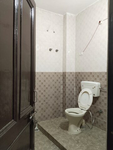 Bathroom in 2.5 BHK Builder Floor at Dev Homes 5, Sector 37 – for Rent