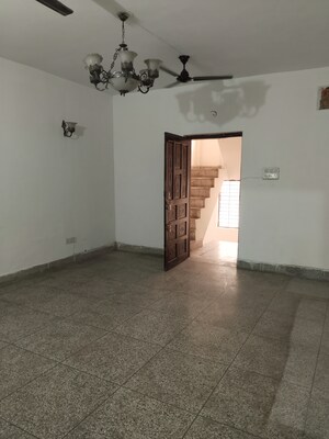 Room in 2.5 BHK Builder Floor at Dev Homes 5, Sector 37 – for Rent