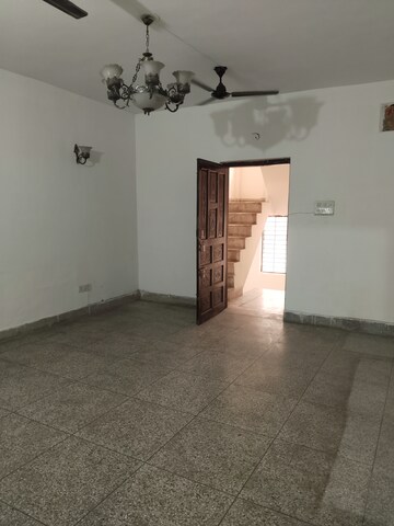 Room in 2.5 BHK Builder Floor at Dev Homes 5, Sector 37 – for Rent