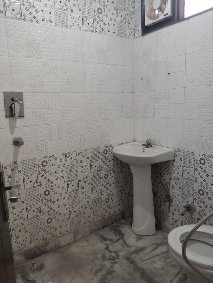 Bathroom, rwa-kalkaji-dda-flats-l1-l2 2 Bedroom 60 Sq.Yd. Builder Floor In Govindpuri Delhi 9419720