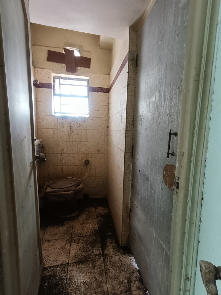 Bathroom, dum dum park 3 Bedroom 1200 Sq.Ft. Apartment In Dum Dum Park Kolkata 9419795