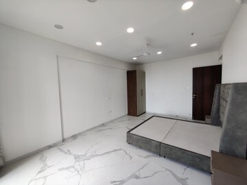 Room in 4 BHK Apartment at Joy Legend, Khar West – for Rent