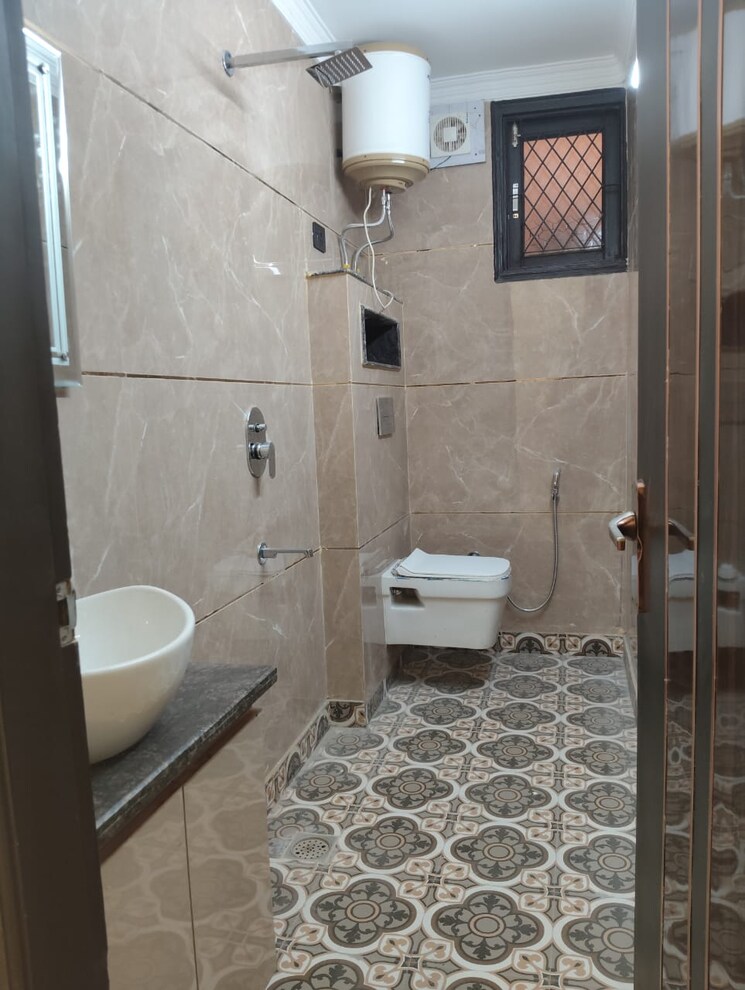 Bathroom, rwa-kalkaji-dda-flats-l1-l2 3 Bedroom 120 Sq.Yd. Builder Floor In Govindpuri Delhi 9419866
