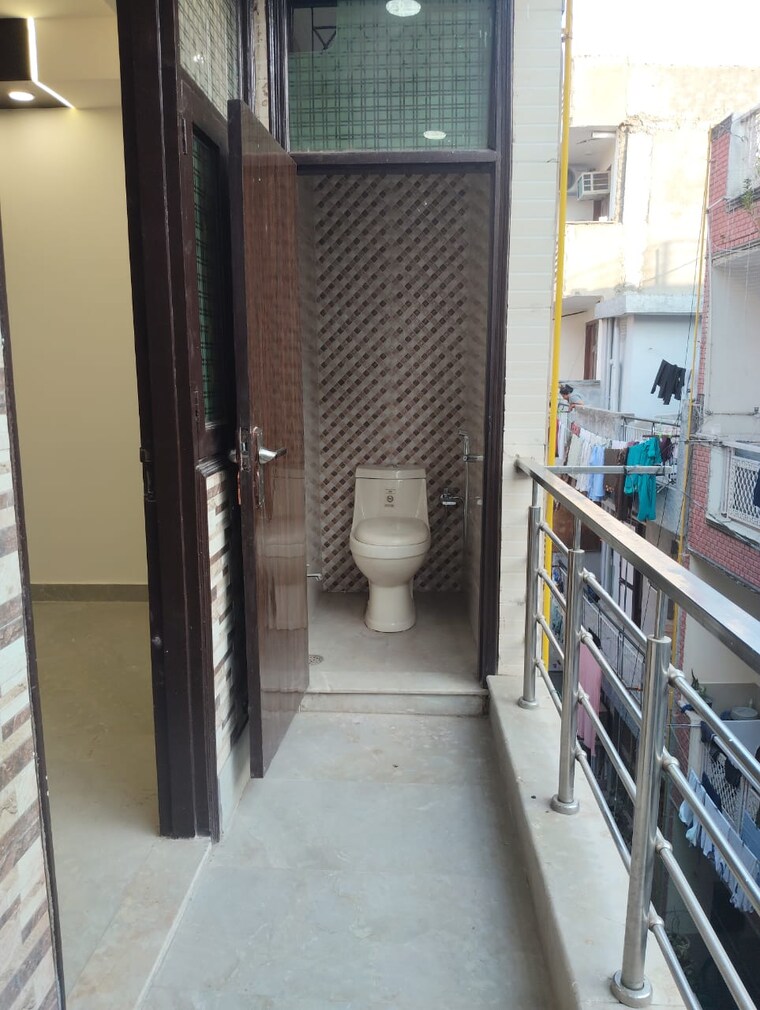 Balcony, rwa-kalkaji-dda-flats-l1-l2 3 Bedroom 120 Sq.Yd. Builder Floor In Govindpuri Delhi 9419866