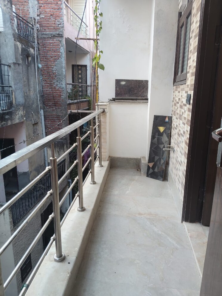 Balcony, rwa-kalkaji-dda-flats-l1-l2 3 Bedroom 120 Sq.Yd. Builder Floor In Govindpuri Delhi 9419866