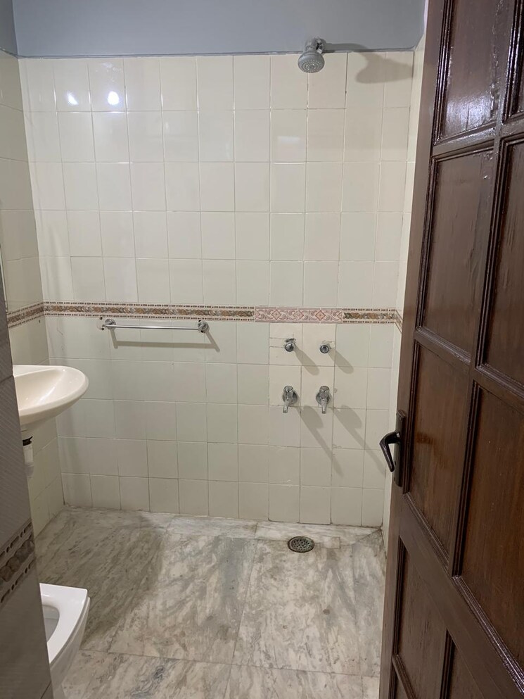 Bathroom, greater kailash i 2 Bedroom 300 Sq.Yd. Builder Floor In Greater Kailash I Delhi 9419896
