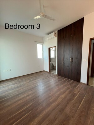 Room in 3 BHK Apartment at DLF Park Place, Sector 54 – for Sale