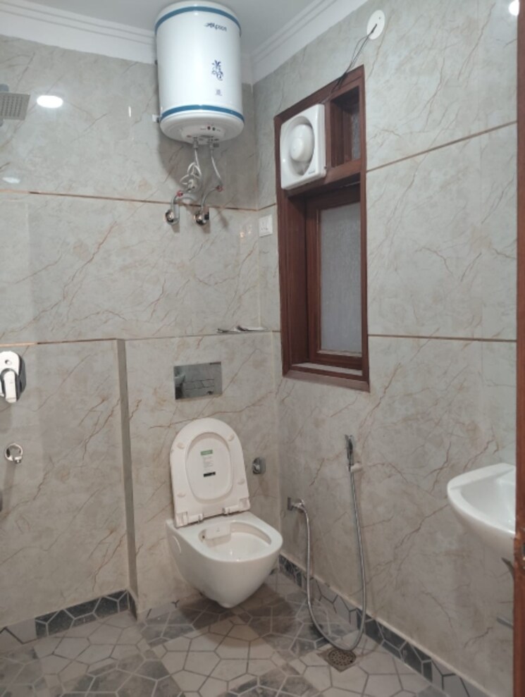 Bathroom, rwa-kalkaji-dda-flats-block-16-to-19 3 Bedroom 100 Sq.Yd. Builder Floor In Govindpuri Delhi 9420084