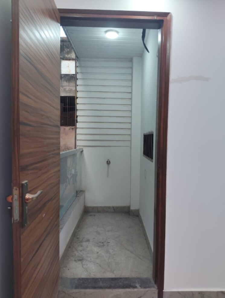 Bathroom, rwa-kalkaji-dda-flats-block-16-to-19 3 Bedroom 100 Sq.Yd. Builder Floor In Govindpuri Delhi 9420084