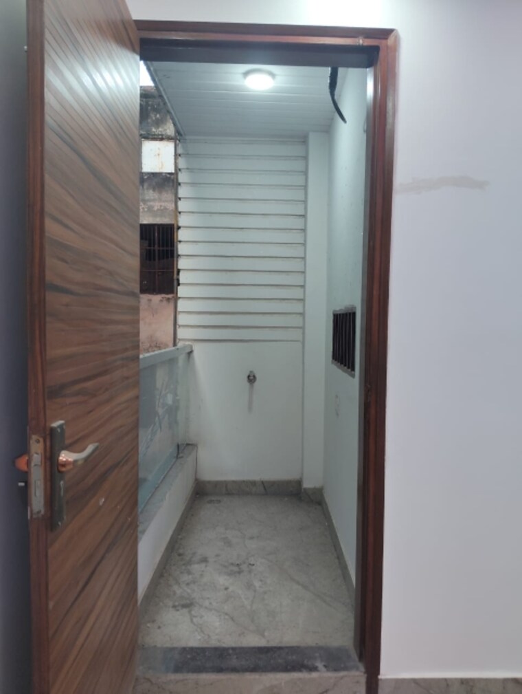 Bathroom, rwa-kalkaji-dda-flats-block-16-to-19 3 Bedroom 100 Sq.Yd. Builder Floor In Govindpuri Delhi 9420084