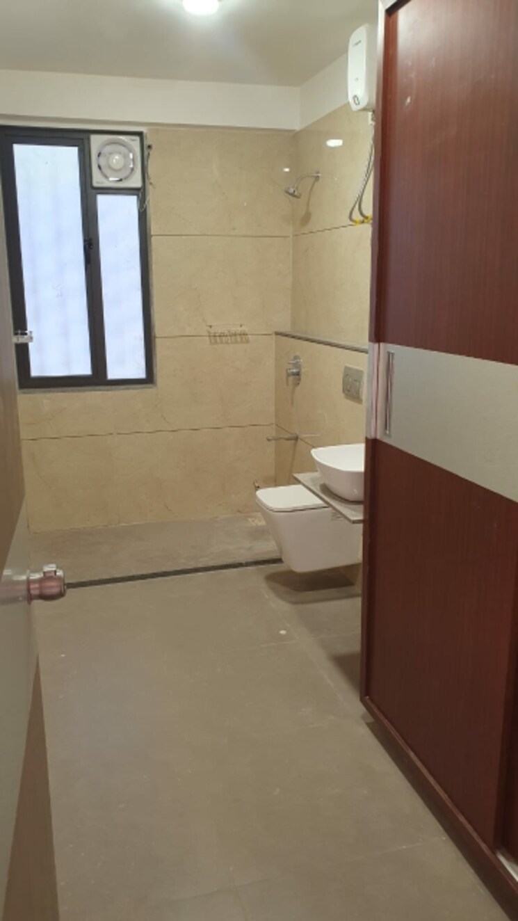 Bathroom, param-paarijat-skyz 4 Bedroom 3312 Sq.Ft. Apartment In Sargaasan Ahmedabad 9420123
