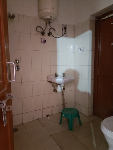 Bathroom in 1 BHK Builder Floor at Sector 52 – for Rent