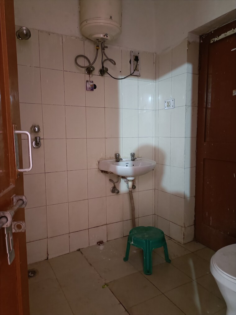 Bathroom, sector 52 1 Bedroom 550 Sq.Ft. Builder Floor In Sector 52 Gurgaon 9420120