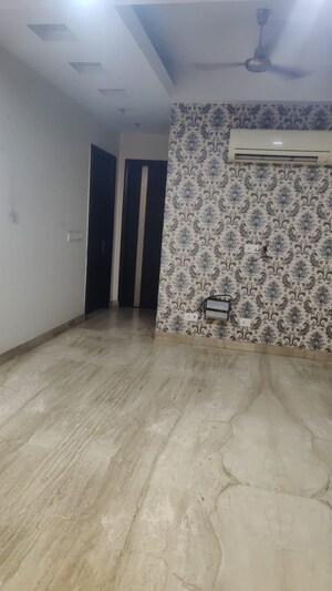 Room in 3 BHK Builder Floor at Sector 57 – for Rent