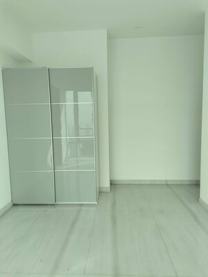 Room in 2 BHK Apartment at Indiabulls Blu, Worli – for Rent